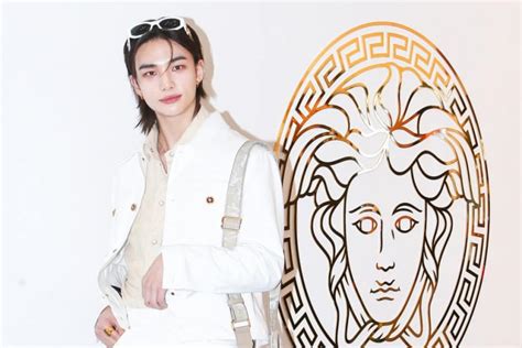 hyunjin embajador de versace